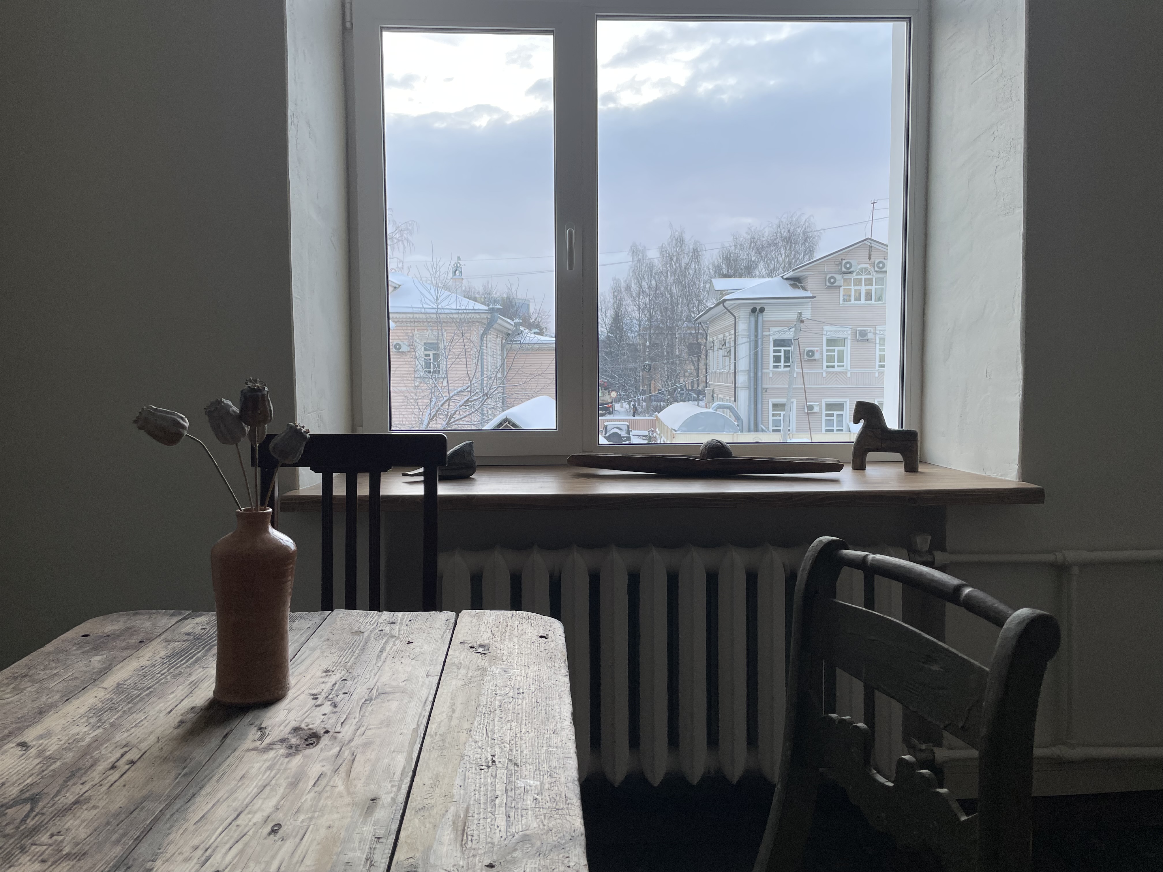 Обеденный стол у окна с видом во двор